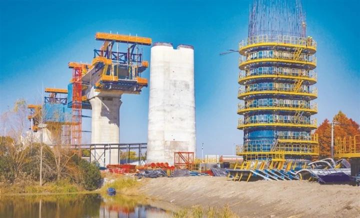 跨沈海高速興仁收費(fèi)站過(guò)線(xiàn)橋工程施工中