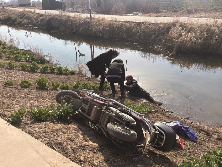 老人騎車(chē)不慎落水 村干發(fā)現(xiàn)合力救人